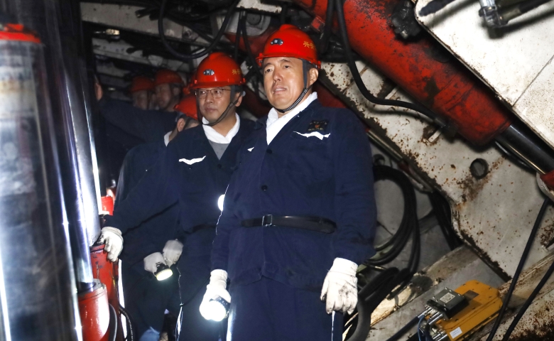 韓福生在興安礦調(diào)研檢查時(shí)強(qiáng)調(diào) 夯實(shí)安全管理基礎(chǔ) 打...